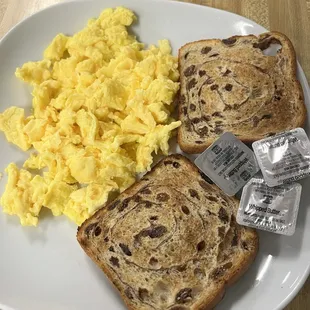 Scrambled eggs with raisin toast