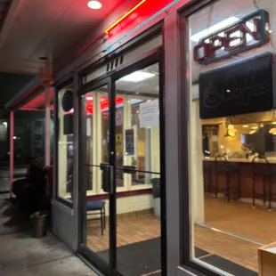 Says 24/7 but they weren't open. ??????? Came here around 0530hrs to get breakfast.