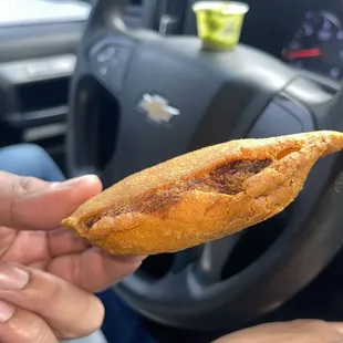 La empanadas estaban quemadas las 3 estaban así. Muy mal gusto