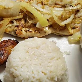Grilled chicken with sautéed onions