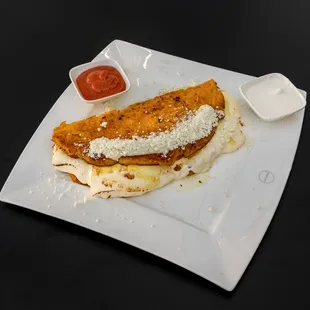 Sweet corn arepa filled with fresh cheese. - Arepa de maíz dulce rellena con queso fresco