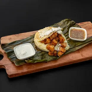 Arepa Chicharrón (Pork Belly)
Arepa filled with crispy pork belly and a touch of Colombian hogao.
