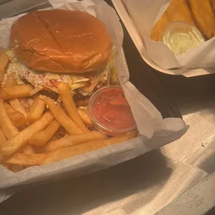 Hamburguesa y empanadas de queso