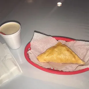 Pastel de Queso y Guayaba. Café con leche