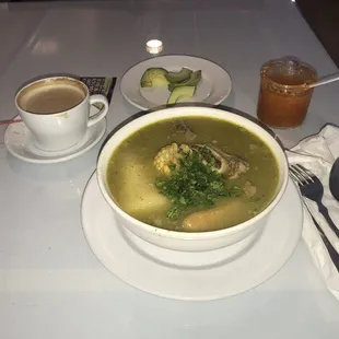 Cafe con leche y Sancocho de Costillas con aguacate