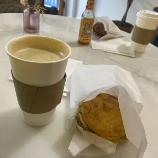 Pistachio latte and an arepa