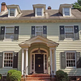 Colonial Capital B&amp;B features large bedrooms and private bathrooms in a picturesque setting.