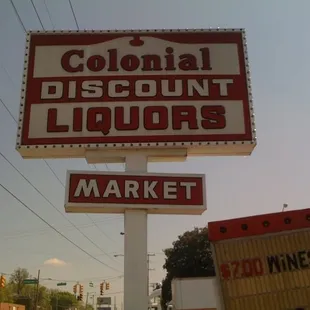 a sign for colonial discount liquors