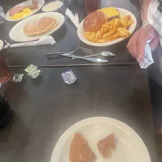 Kids 1/4 lb. Cheeseburger & Fries Lunch