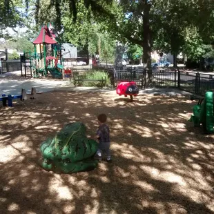 Very small area for under-5 children, with the 5 to 12 structure in the background