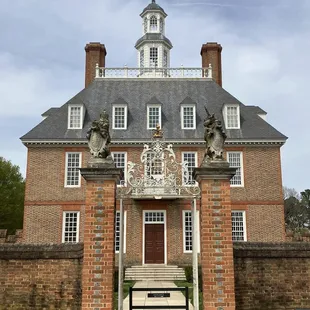 Closeup of the Governor's Palace.  On the Pillars is a unicorn and a lion.