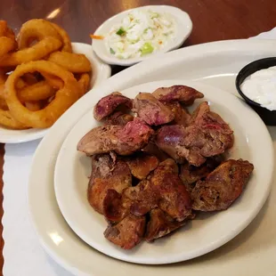 Broiled chicken livers with onion rings and slaw