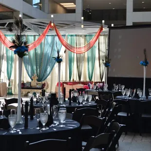 Another wedding with black linens, and chairs....