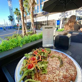 Half salad pizza and half hot oil pizza