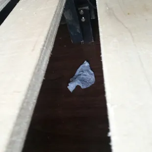 No brace in middle... what's holding up the middle, air?