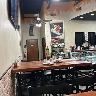 Not many people and good food.