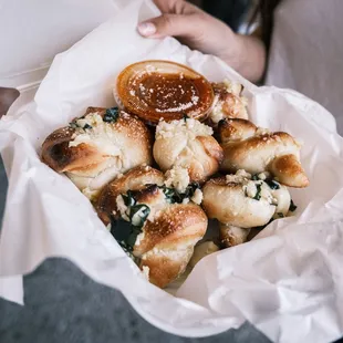 oh my god these garlic knots