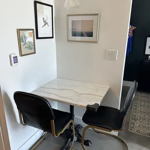 Cute table seating - king studio 10/2024