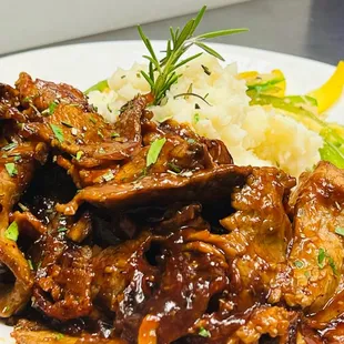 a plate of meat and mashed potatoes