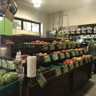 I like the new, raised fruit bins. Clean and well stocked at the Colusa Market