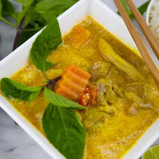 Beef or  Chicken Curry served with an option of Rice / Baguette / Vermicelli Noodles