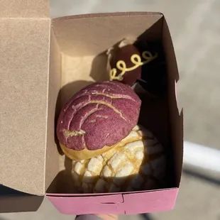 ig: @whatsviveating  |  pinguina de maracuya , strawberry jamaica concha, and mx vanilla concha