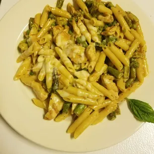 a plate of pasta with broccoli