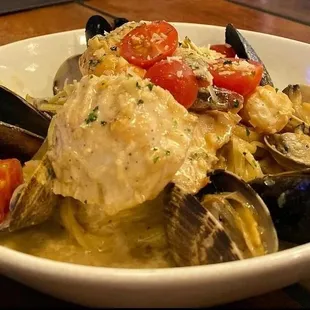a bowl of clams and tomatoes