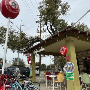 The outside area of Comfort Pizza