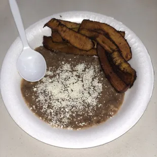 Platanos fritos con su frijolito, quien quiere??

Fried plantain with side of beans!