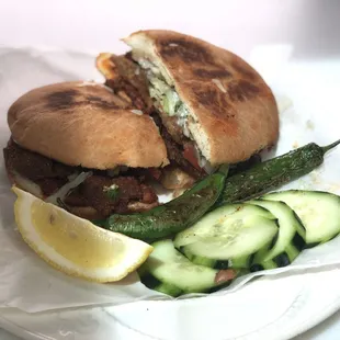 Torta a su gusto, en foto(Torta de Milanesa) 

Torta sándwich, pictured( bread thin sliced steak)