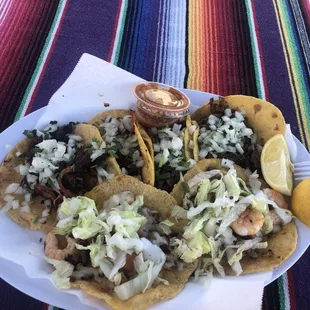 Tacos de Tortilla a mano en la foto (taco de Camarones, Pastor, y Asada)

Tacos handmade tortilla, in picture (shrimp, Pastor, Asada tacos)