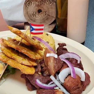 Arroz con gandules, carne frita, tostones