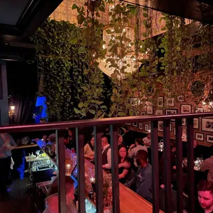 a crowd of people sitting at a bar