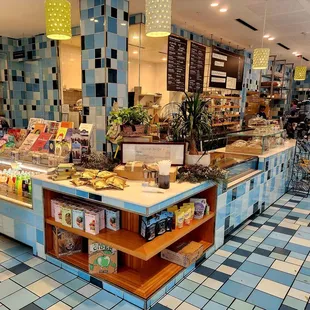 The food here is consistently IMPRESSIVE!  Gourmet Roast Beef Sandwiches, Burgers and more deliciousness.