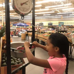 Scale for weighing fruits or veggies