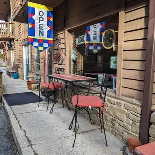 the outside of a restaurant