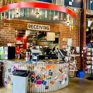 the front of a grocery store
