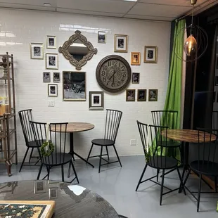 Decor inside Common Tart