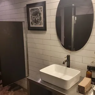 Men&apos;s Restroom