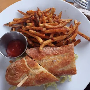 Friedxhixken sandwich with slaw inside and smoked paprika fries