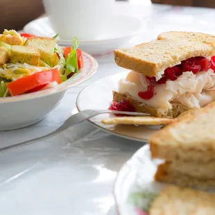 the food is great，sandwich is perfect～i and my friends had a British black tea，its soooooo good，smell so good，but not strong teast～