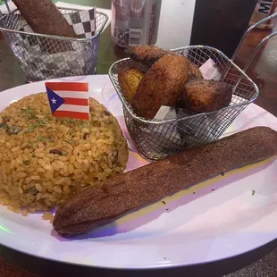Arroz con condules, platanos maduros, accapurria with beef