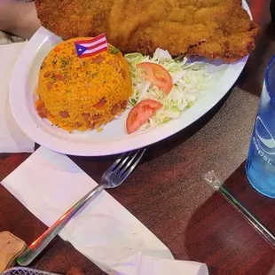 Bistec empanado con arroz mamposteado. Fried beef steak with rice and beans