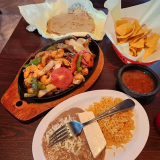 Fajitas Cielo, Mar y Tierra / Sky, Surf and Turf Fajitas