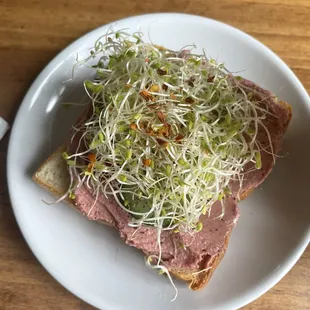 Hummus beet toast