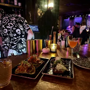 Two cocktails, tostatos, and plantains.