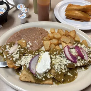 Chilaquiles rellenos de queso en salsa verde