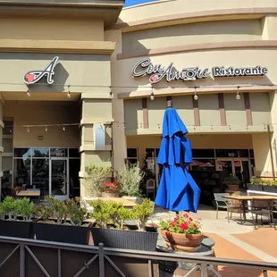 the outside of a restaurant