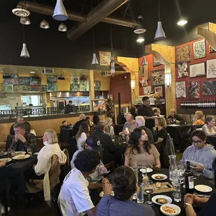 Great atmosphere ! Piano singer had incredible voice